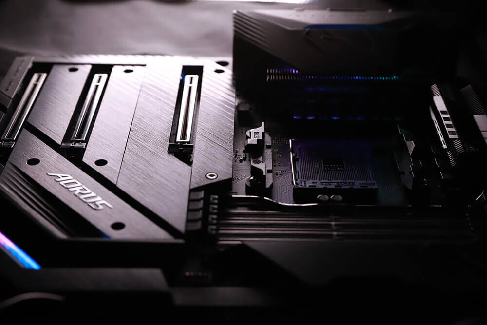 X570 AORUS XTREME оснащена тройной защитой от перегрева слотов PCIe 4.0 M.2
